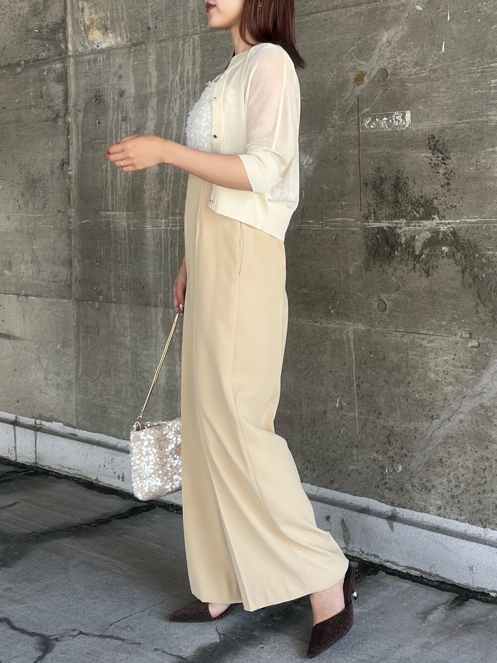 ベージュ系のショルダーバッグ、その他のパンプス、ベージュ系のパンツドレスを着用したレディースの春コーディネートの5枚目の写真