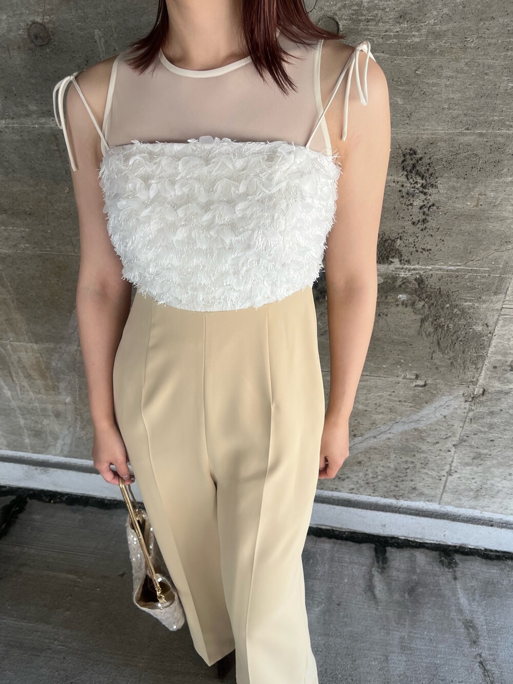 ベージュ系のショルダーバッグ、その他のパンプス、ベージュ系のパンツドレスを着用したレディースの春コーディネートの9枚目の写真