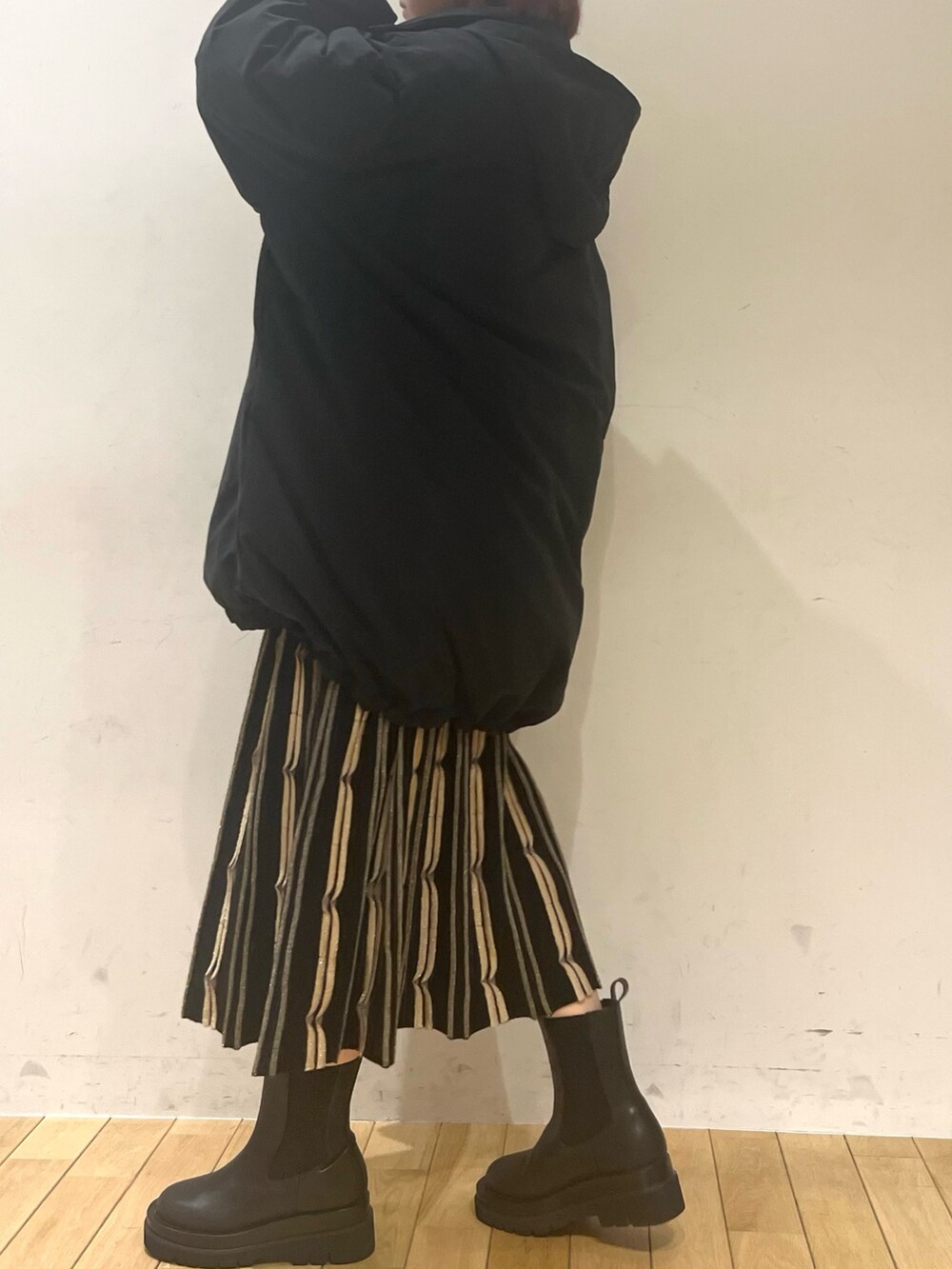 ブラック系のワンピース、ブラウン系のショルダーバッグ、ブラック系のダウンジャケット/コートを着用したレディースの秋コーディネートの5枚目の写真