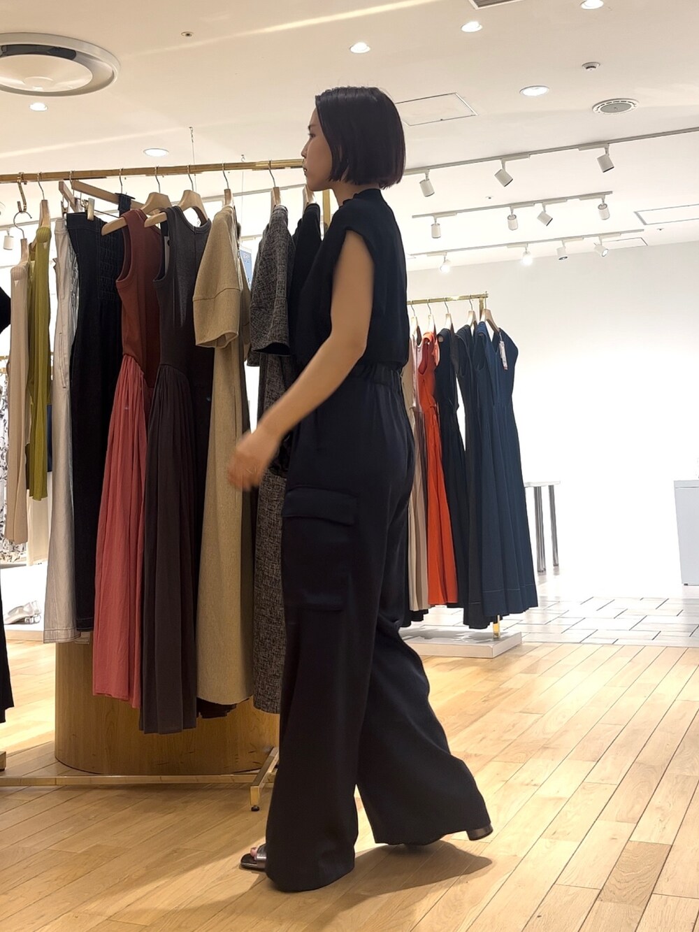 ブルー系のカーゴパンツ、その他のサンダル、ブラック系のハンドバッグを着用したレディースの夏コーディネートの2枚目の写真