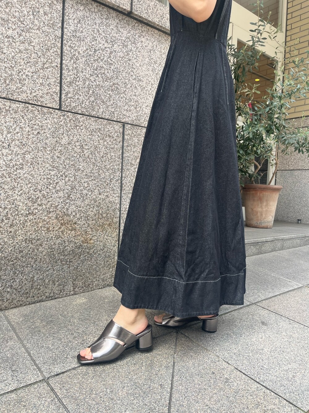 ブラック系のワンピース、その他のサンダル、ブラック系のハンドバッグを着用したレディースの春コーディネートの8枚目の写真