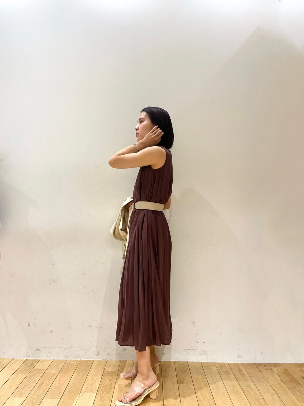 ブラウン系のワンピース、その他のサンダル、ベージュ系のテーラードジャケットを着用したレディースの夏コーディネートの4枚目の写真