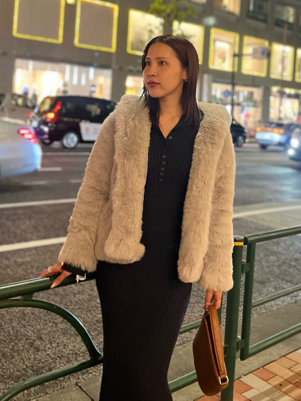 グレー系のその他アウター、ブルー系のワンピース、ブラウン系のハンドバッグを着用したレディースの秋コーディネートの5枚目の写真