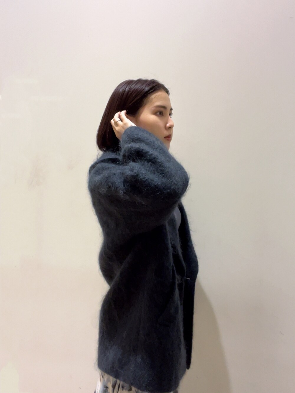 ブルー系のスカート、ブルー系のニット/セーター、グレー系のその他アウターを着用したレディースの夏コーディネートの3枚目の写真