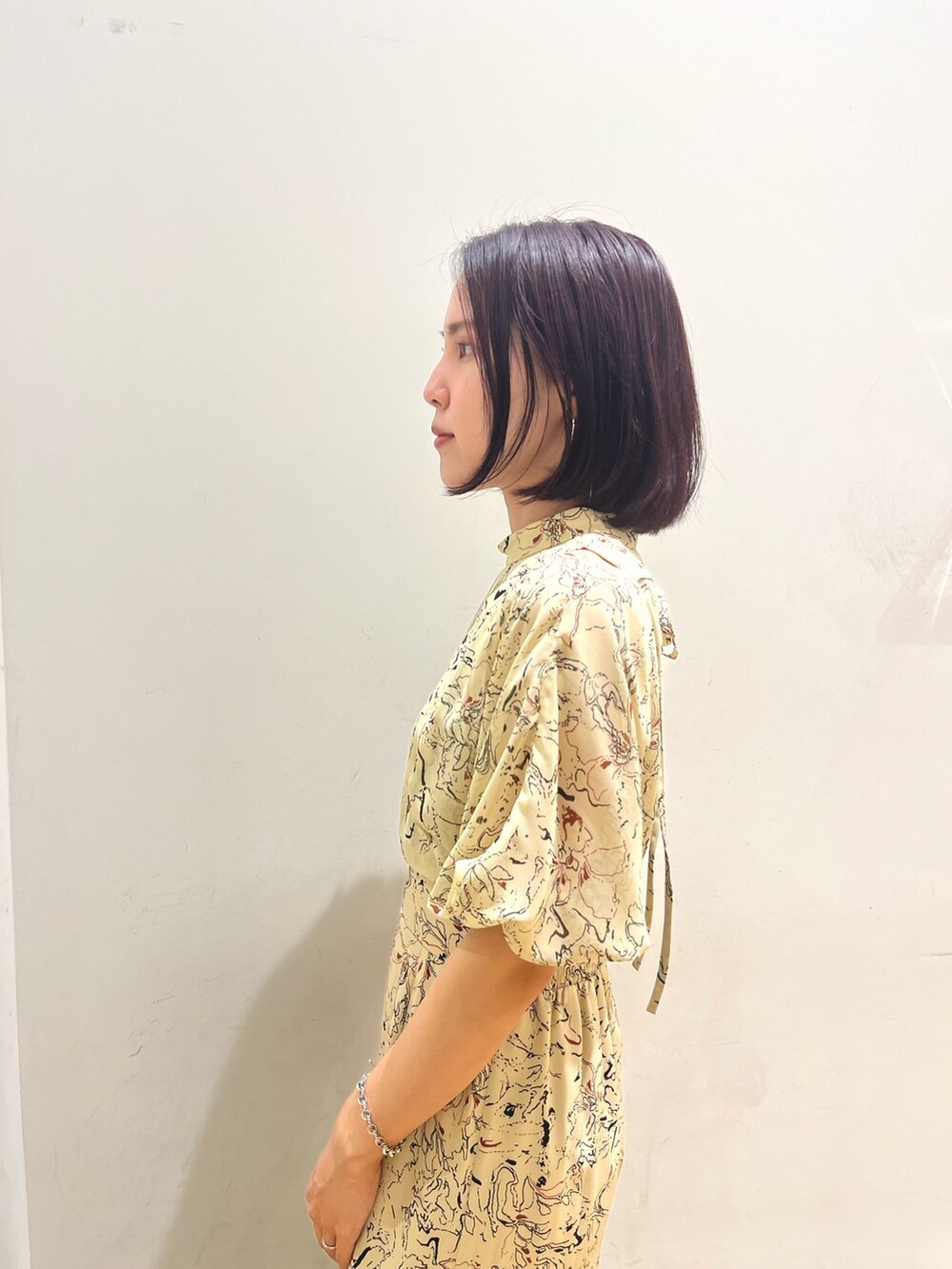 ホワイト系のハンドバッグ、その他のサンダル、ベージュ系のワンピースを着用したレディースの夏コーディネートの4枚目の写真