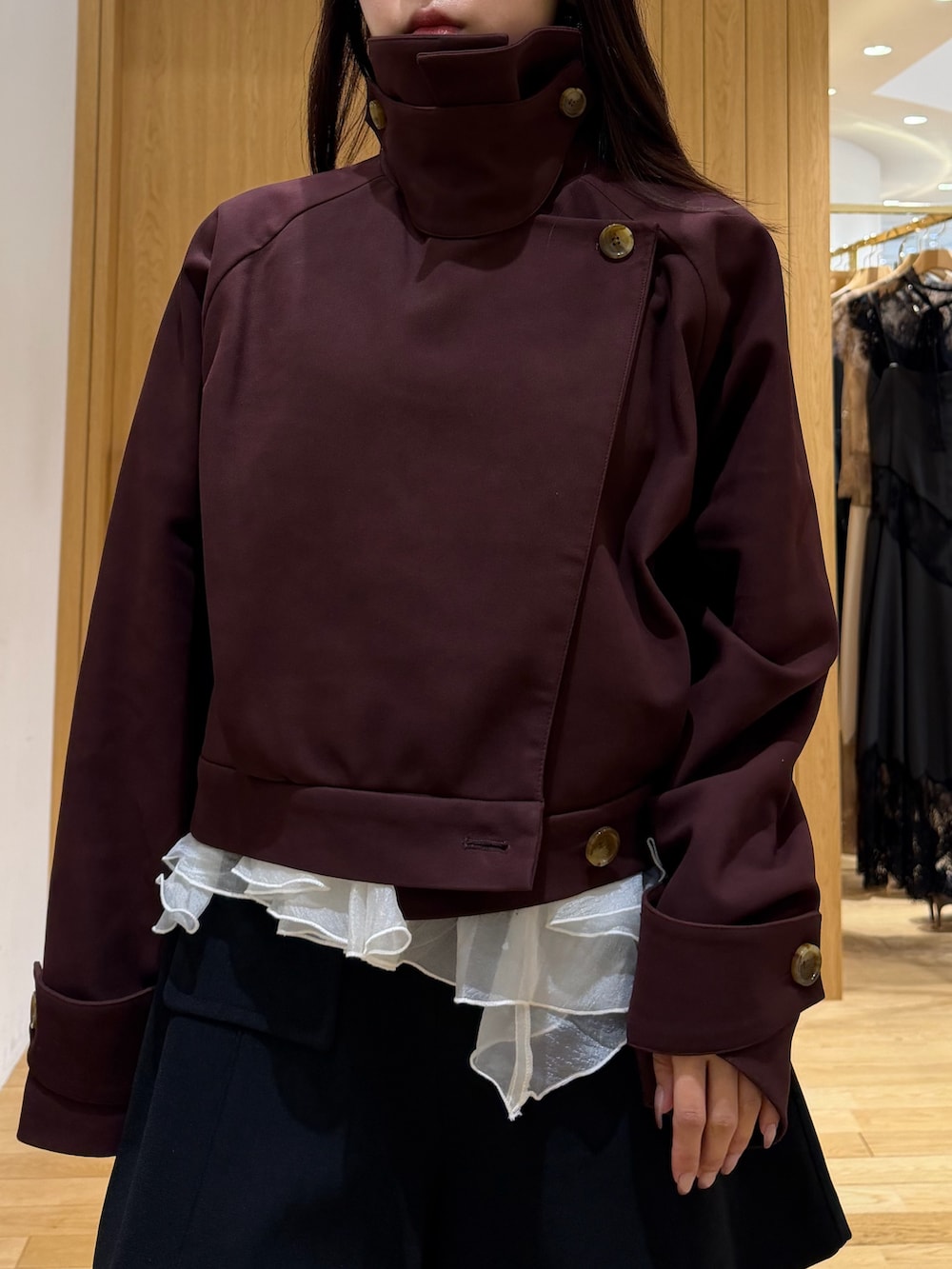 ブラック系のその他パンツ、ブラック系のハンドバッグ、ブラック系のブーツを着用したレディースの秋コーディネートの6枚目の写真
