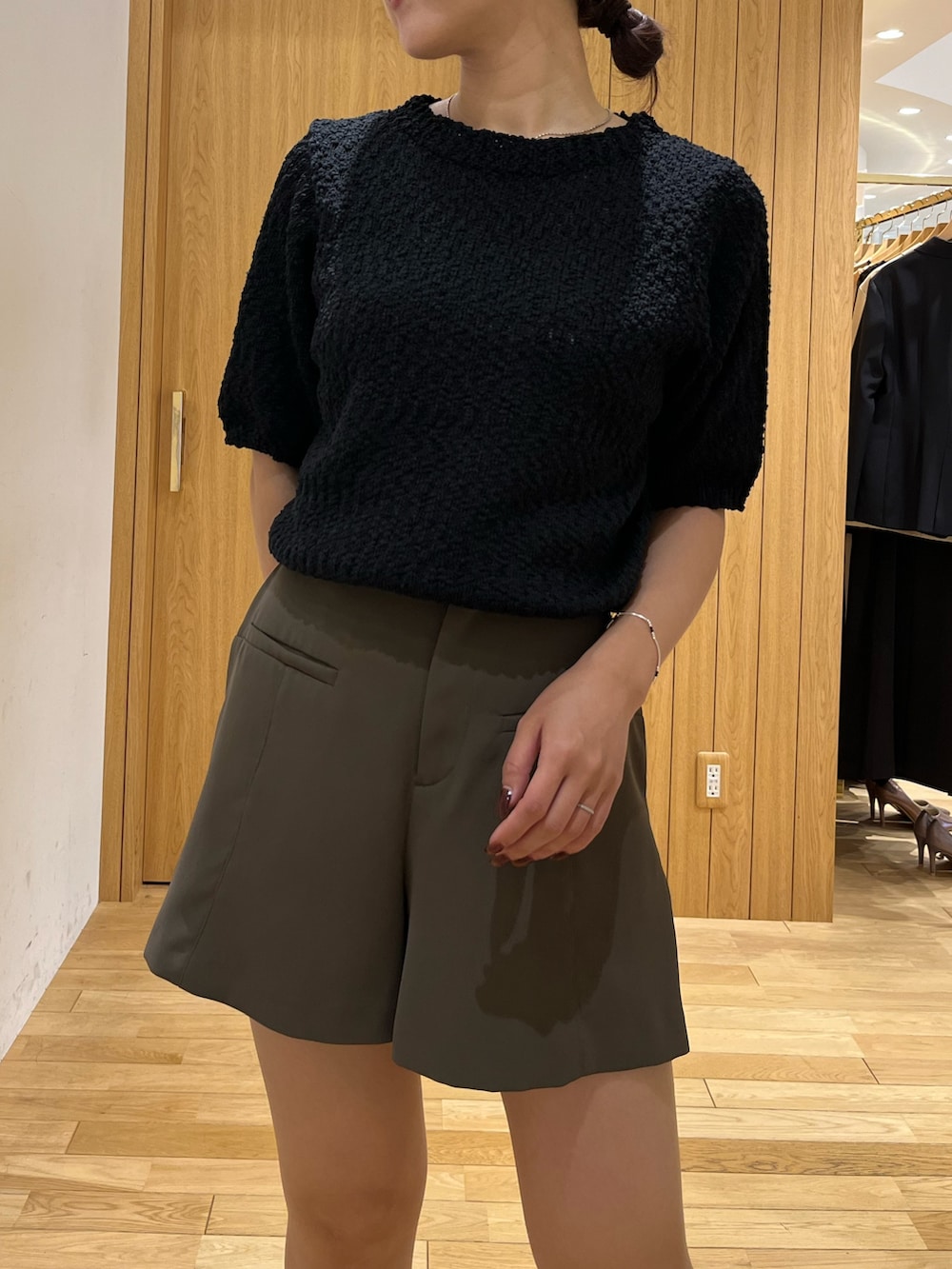 ブラック系のニット/セーター、ブラック系のブーツ、ブラウン系のその他パンツを着用したレディースの秋コーディネートの4枚目の写真