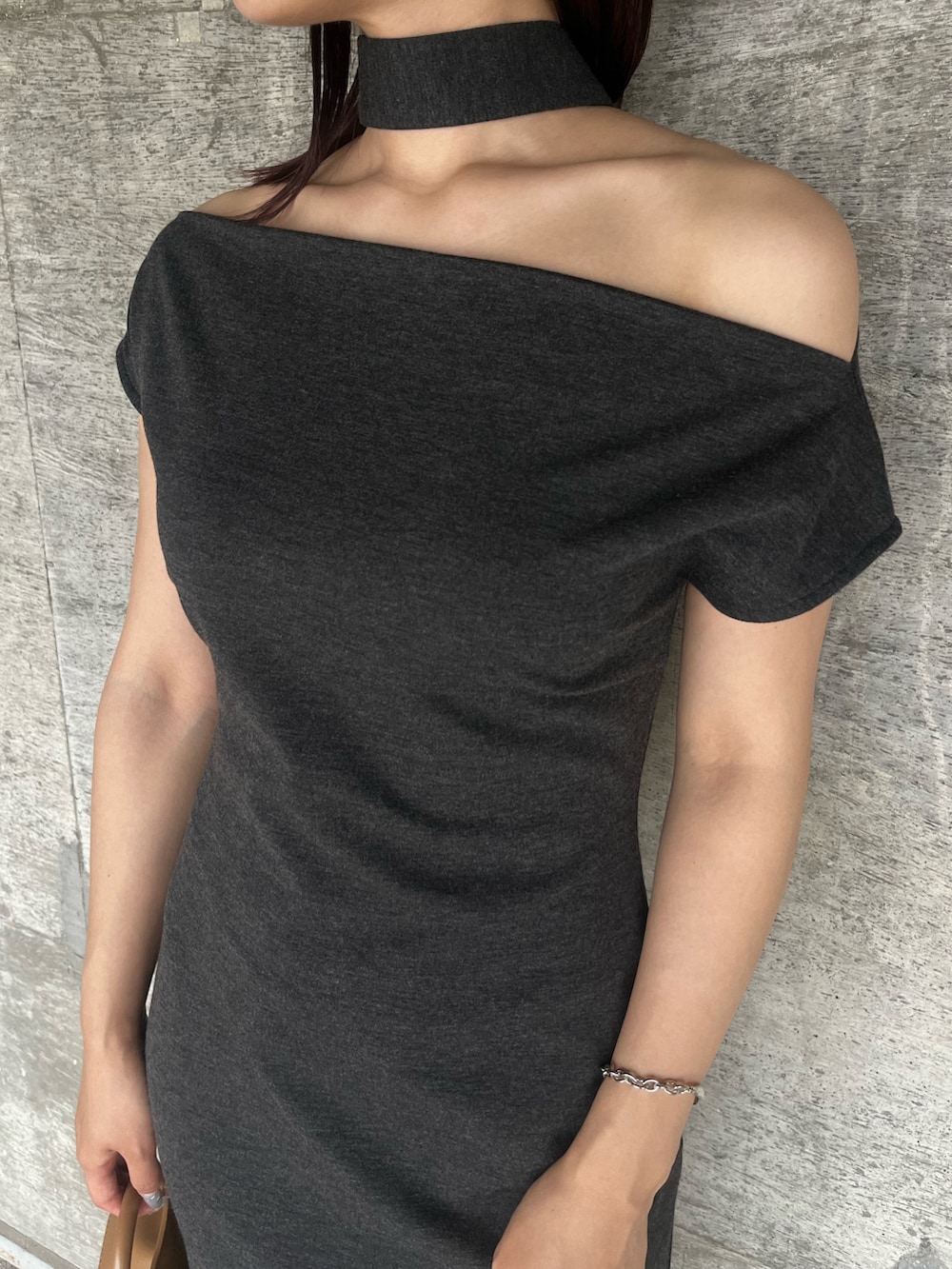 グレー系のワンピース、ブラウン系のハンドバッグ、ブラック系のサンダルを着用したレディースの夏コーディネートの7枚目の写真