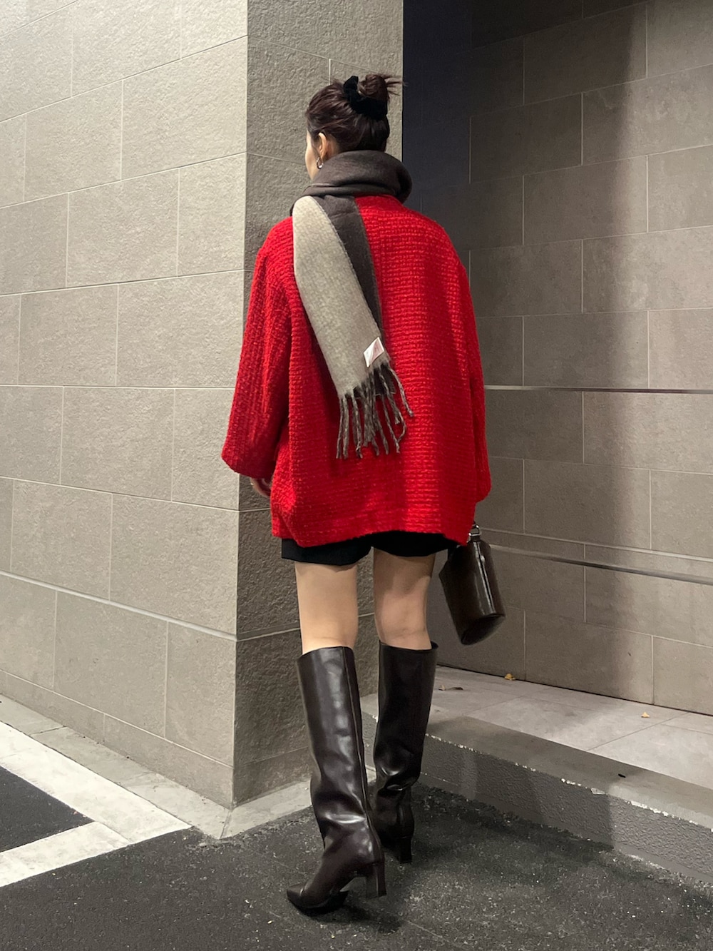 ブラウン系のブーツ、ブラック系のその他パンツ、レッド系のその他アウターを着用したレディースの冬コーディネートの3枚目の写真