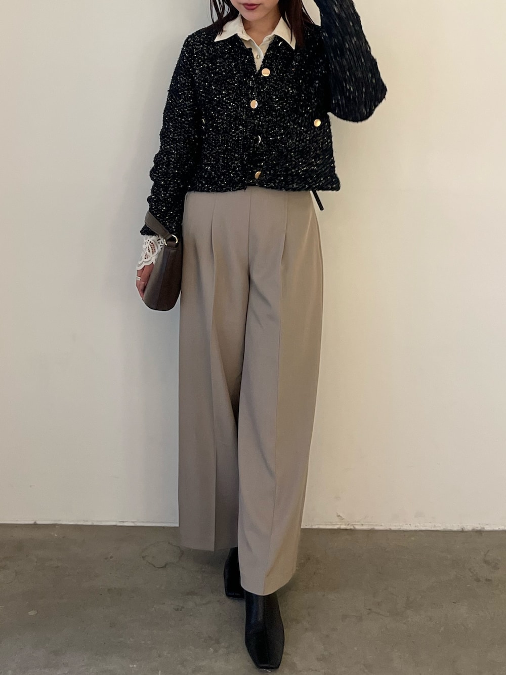 ブラウン系のハンドバッグ、ベージュ系のその他パンツ、ホワイト系のシャツ/ブラウスを着用したレディースの冬コーディネートの4枚目の写真