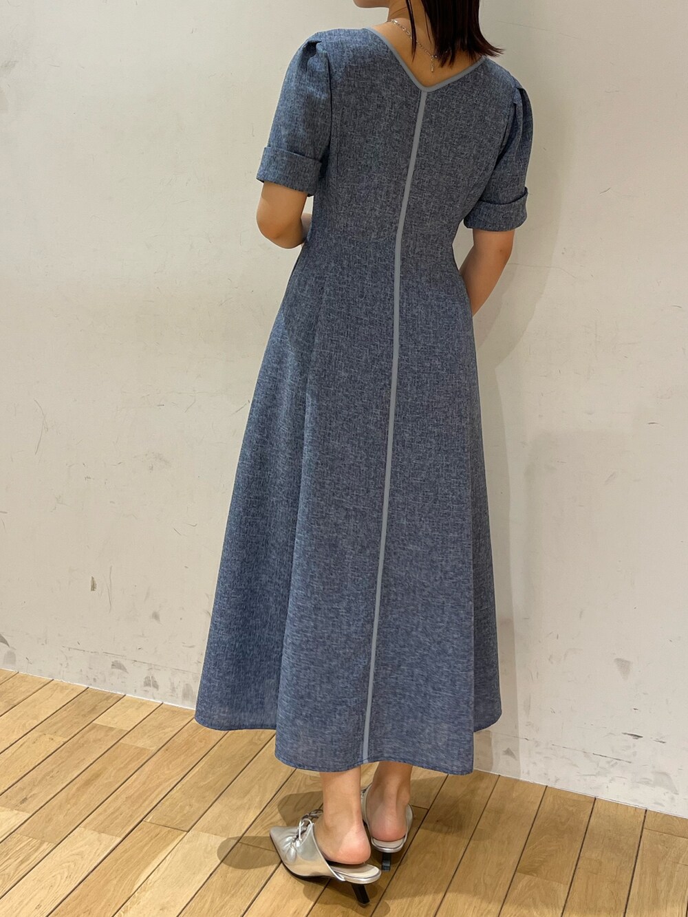 ブルー系のワンピース、シルバー系のサンダル、シルバー系のネックレスを着用したレディースの春コーディネートの3枚目の写真