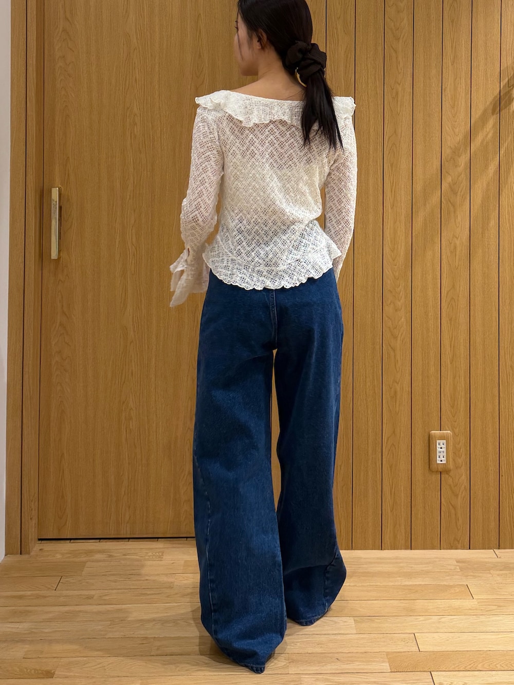 ブラック系のサンダル、ホワイト系のシャツ/ブラウス、ブルー系のデニムパンツを着用したレディースの冬コーディネートの2枚目の写真