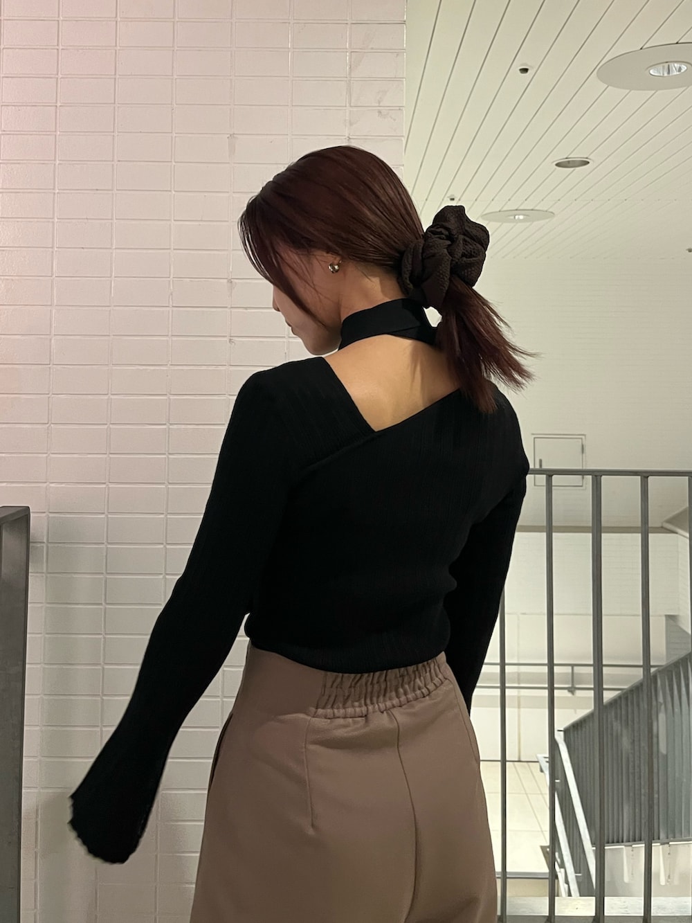 ブラウン系のその他パンツ、ブラウン系のパンプス、ブラウン系のボストンバッグを着用したレディースの秋コーディネートの5枚目の写真