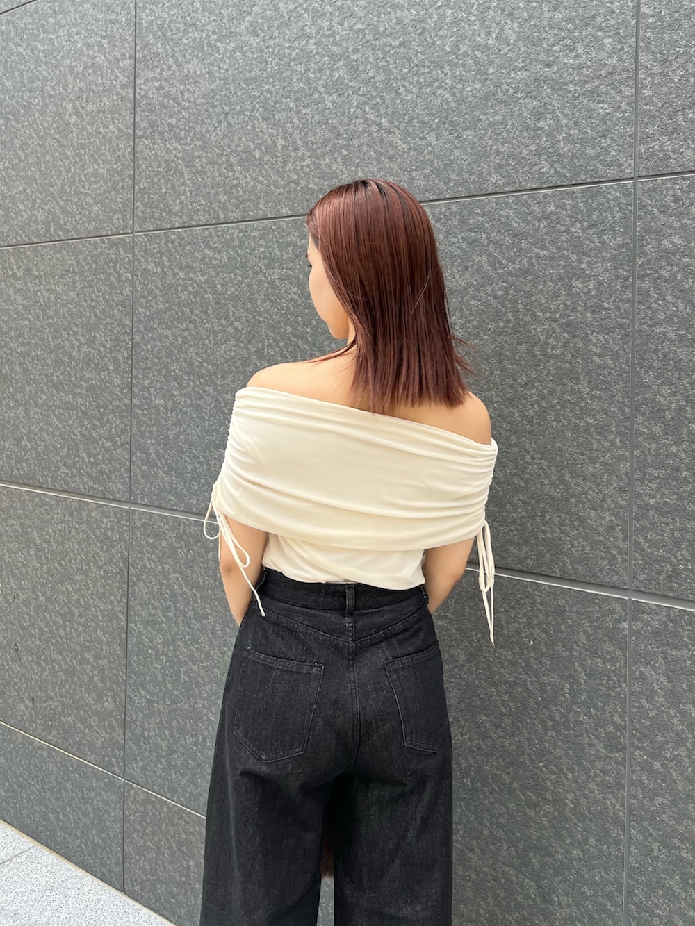 ホワイト系のTシャツ/カットソー、ブラック系のデニムパンツ、ベージュ系のパンプスを着用したレディースの夏コーディネートの7枚目の写真