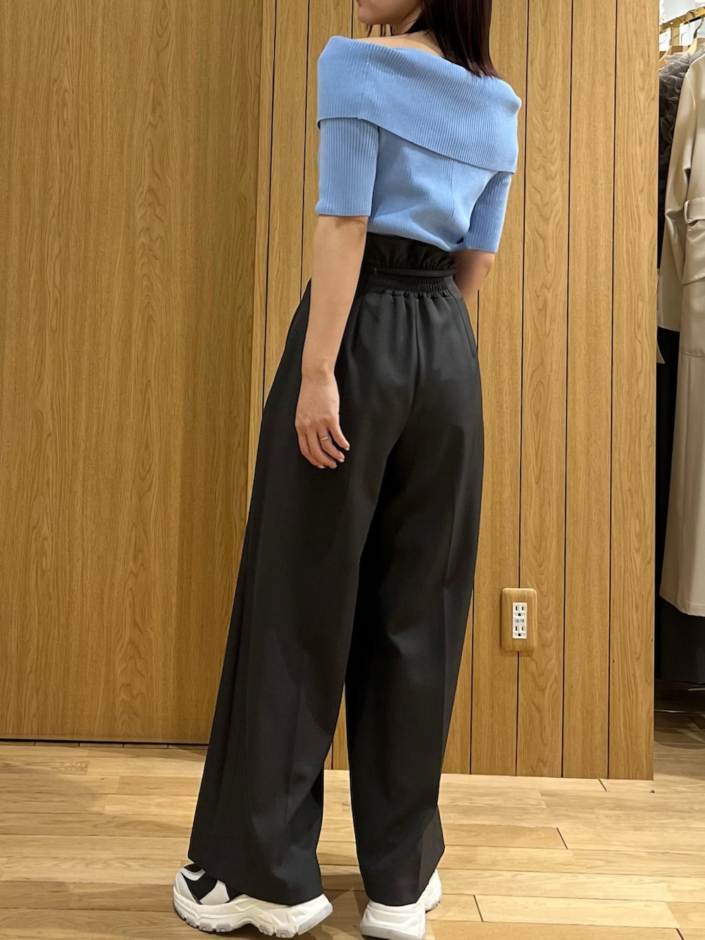 グレー系のその他パンツ、ブルー系のニット/セーター、グレー系のスニーカーを着用したレディースの春コーディネートの3枚目の写真