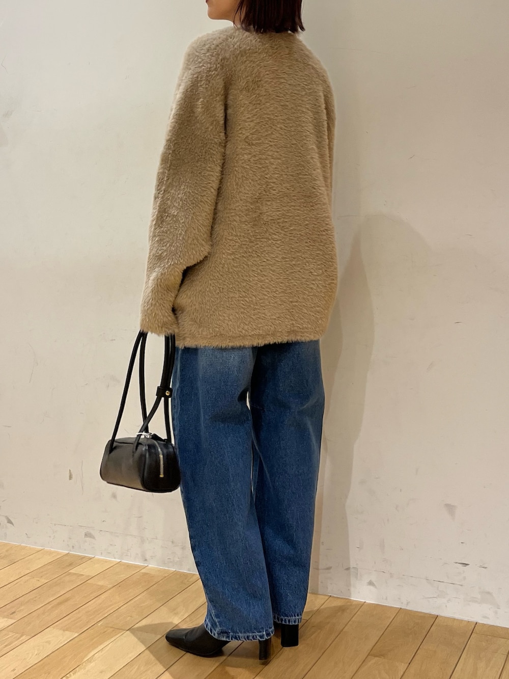 ブラック系のショルダーバッグ、ブラウン系のカーディガン/ボレロ、イエロー系のTシャツ/カットソーを着用したレディースの秋コーディネートの3枚目の写真