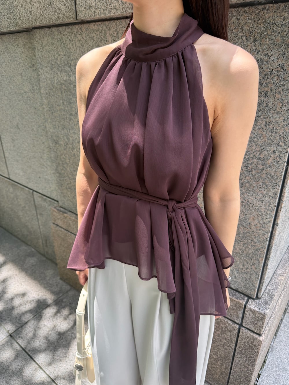 ホワイト系のその他パンツ、ブラウン系のシャツ/ブラウス、ホワイト系のハンドバッグを着用したレディースの夏コーディネートの7枚目の写真