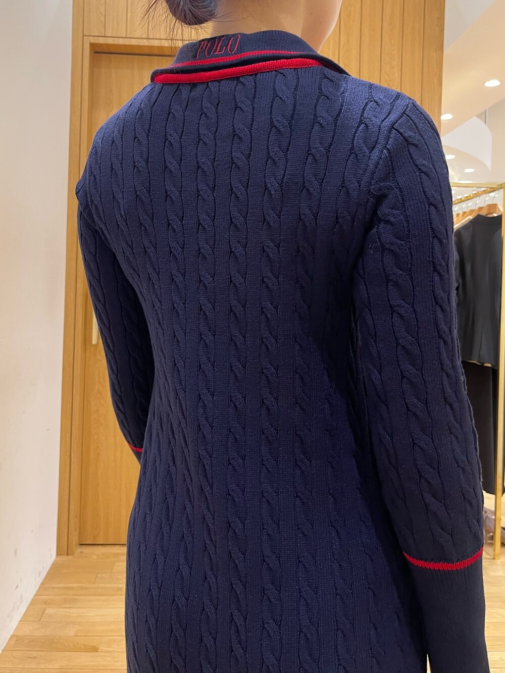 ブルー系のワンピース、ブラウン系のボストンバッグ、ブラウン系のパンプスを着用したレディースの秋コーディネートの6枚目の写真