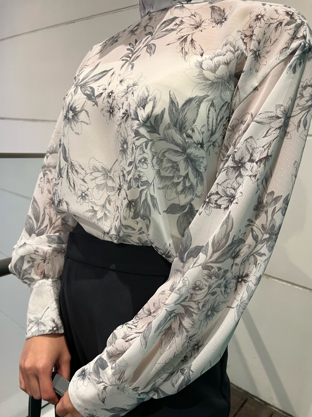 グレー系のシャツ/ブラウス、ブルー系のショルダーバッグ、グレー系のスラックスを着用したレディースの冬コーディネートの5枚目の写真