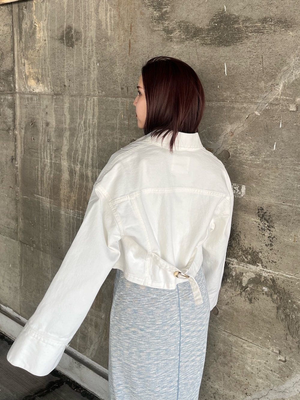 ブルー系のワンピース、ホワイト系のデニムジャケットを着用したレディースの春コーディネートの6枚目の写真