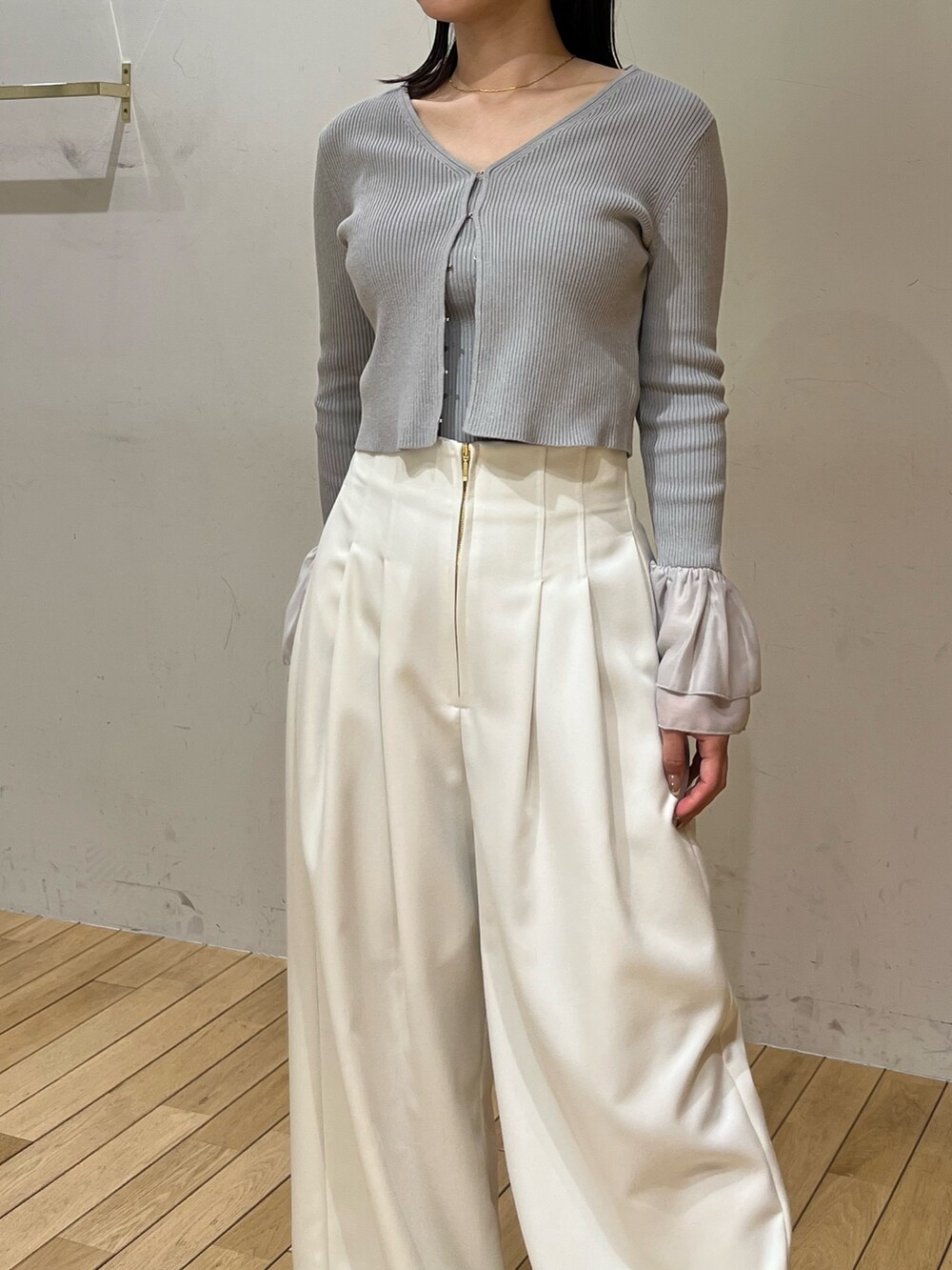 ホワイト系のその他パンツ、シルバー系のサンダル、グレー系のアンサンブルを着用したレディースの春コーディネートの4枚目の写真