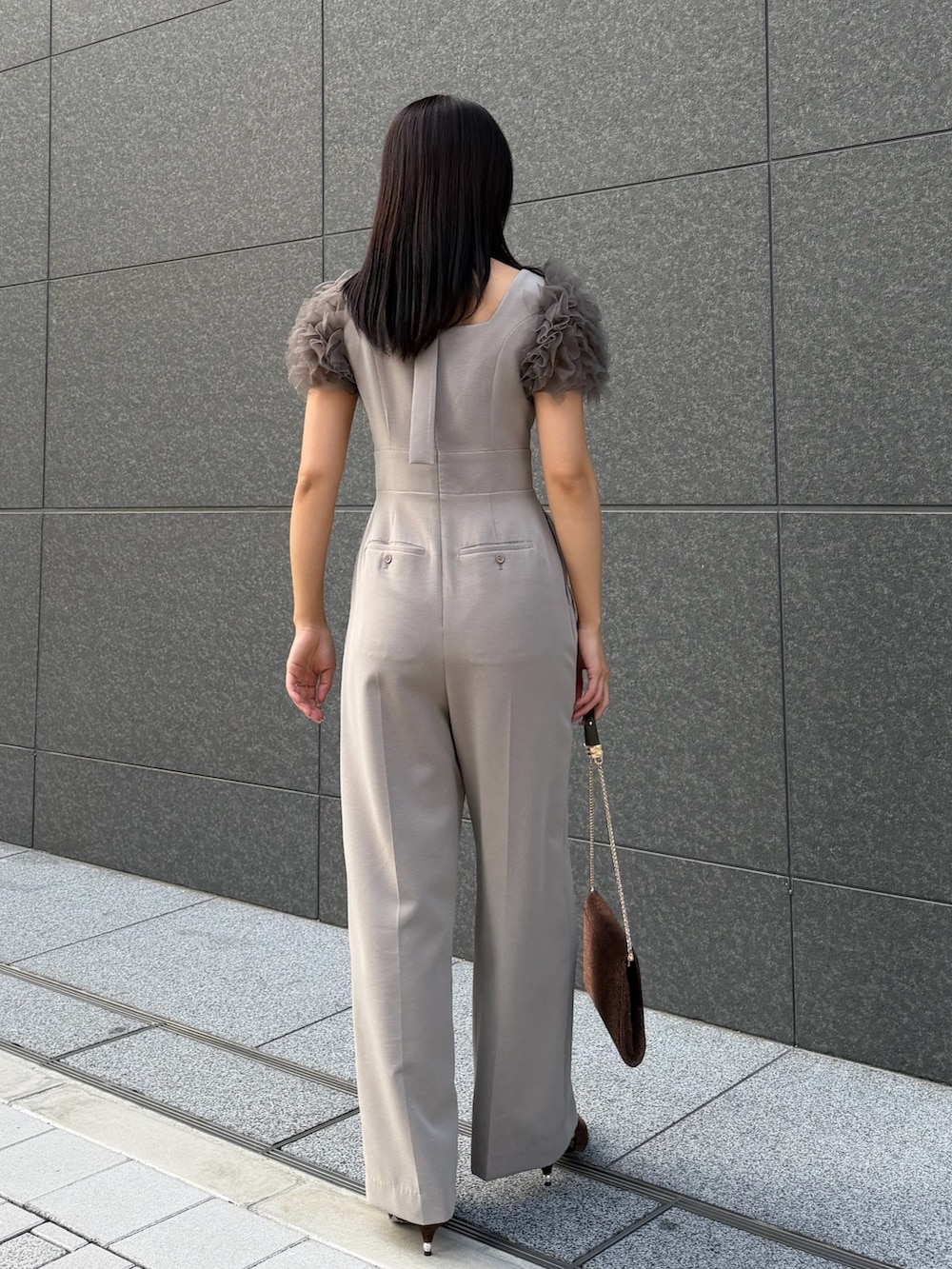 グレー系のドレス、その他のパンプス、その他のクラッチバッグを着用したレディースの冬コーディネートの3枚目の写真