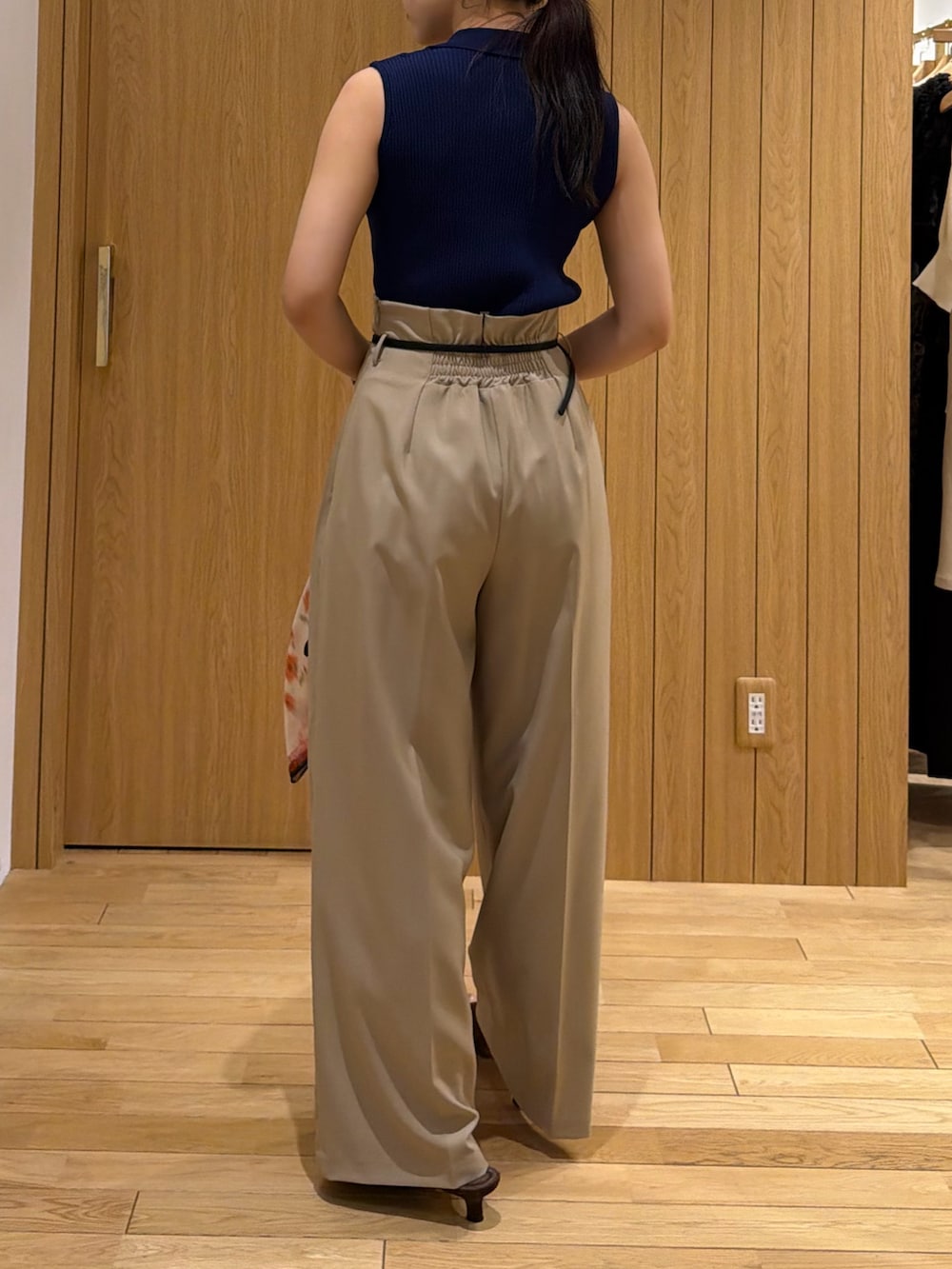 ベージュ系のその他パンツ、ブルー系のニット/セーター、ブラウン系のサンダルを着用したレディースの夏コーディネートの3枚目の写真
