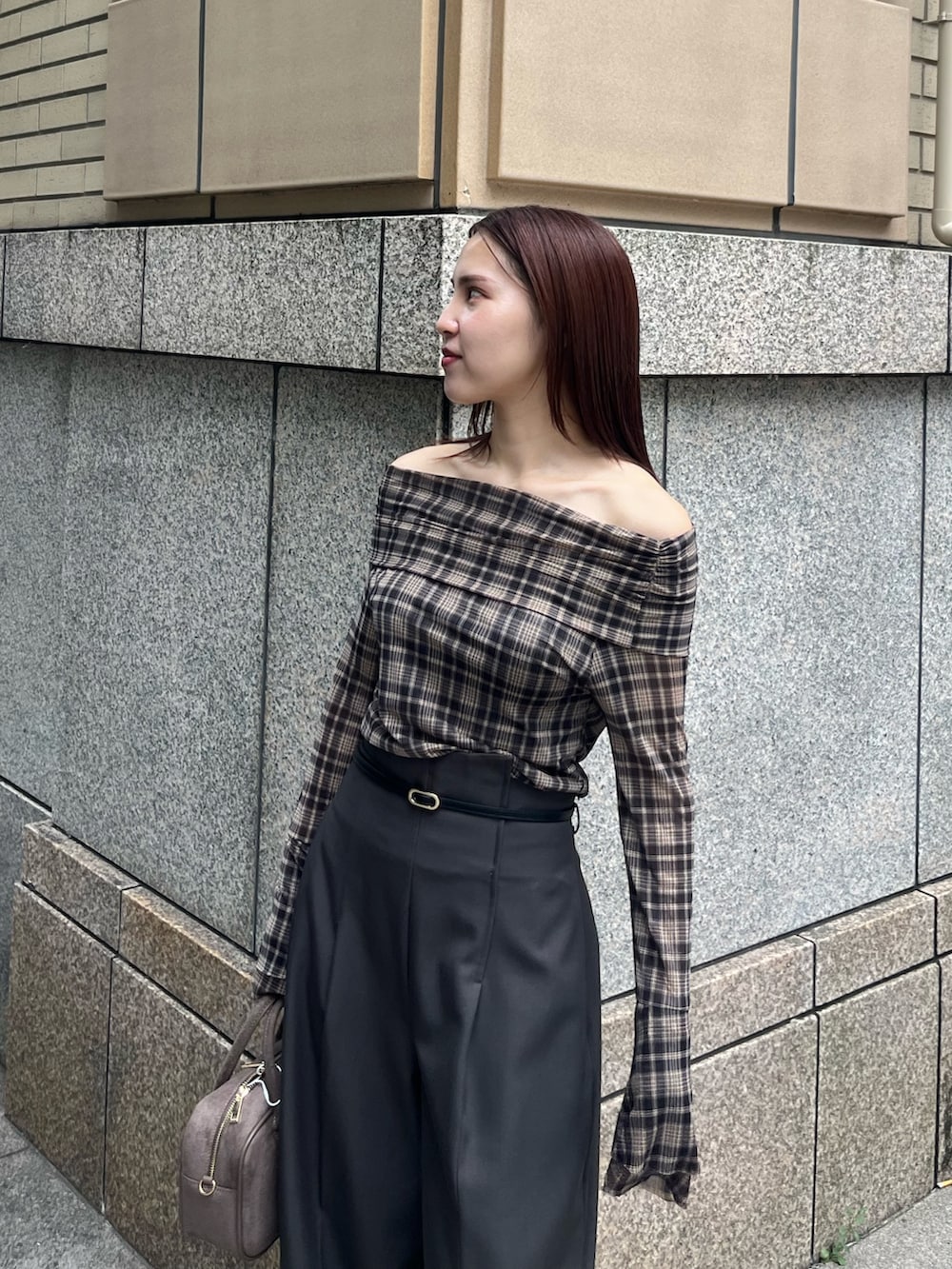 グレー系のその他パンツ、その他のTシャツ/カットソー、ブラウン系のハンドバッグを着用したレディースの秋コーディネートの4枚目の写真