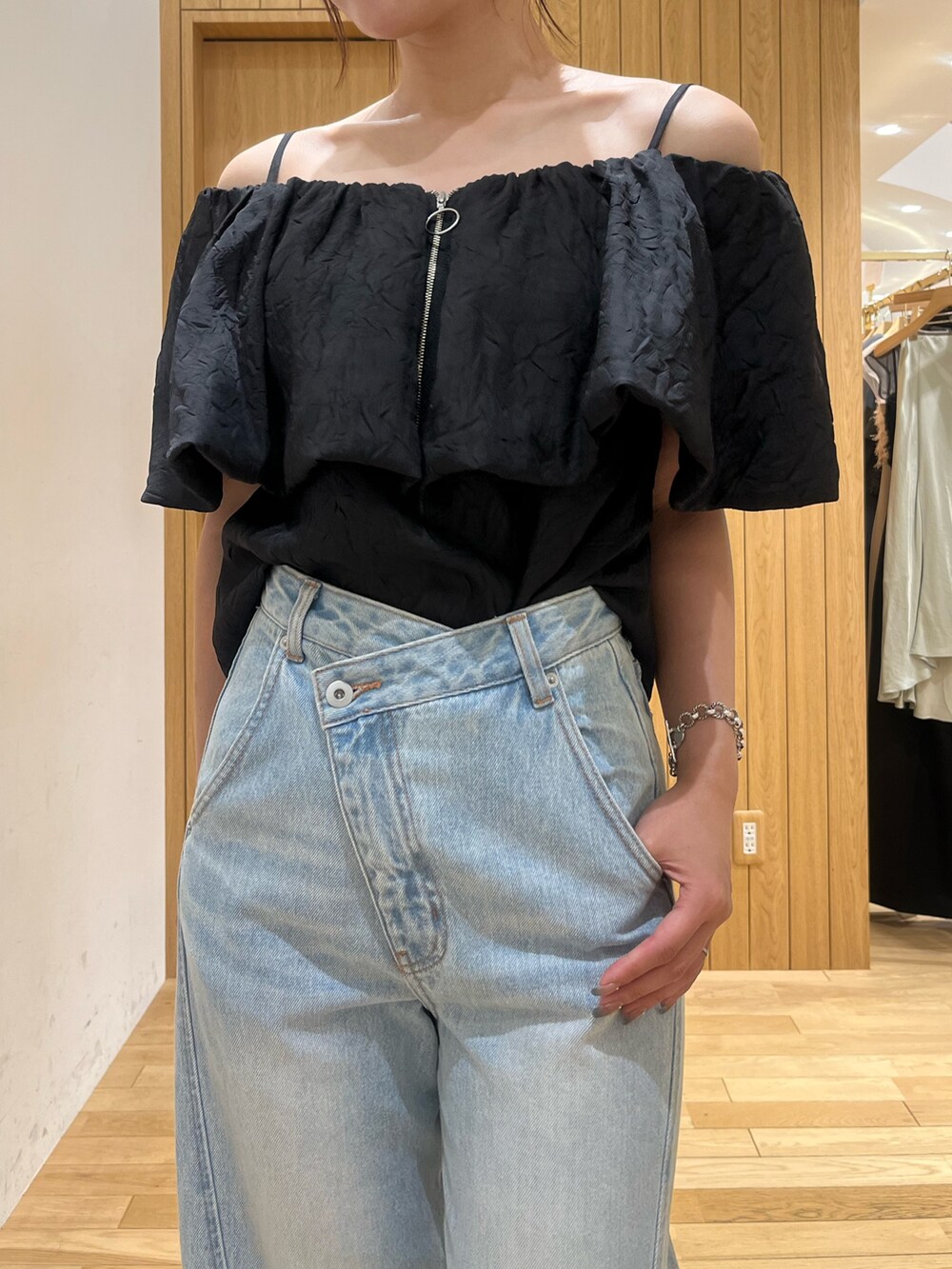 ブルー系のデニムパンツ、ブラック系のシャツ/ブラウスを着用したレディースの夏コーディネートの4枚目の写真