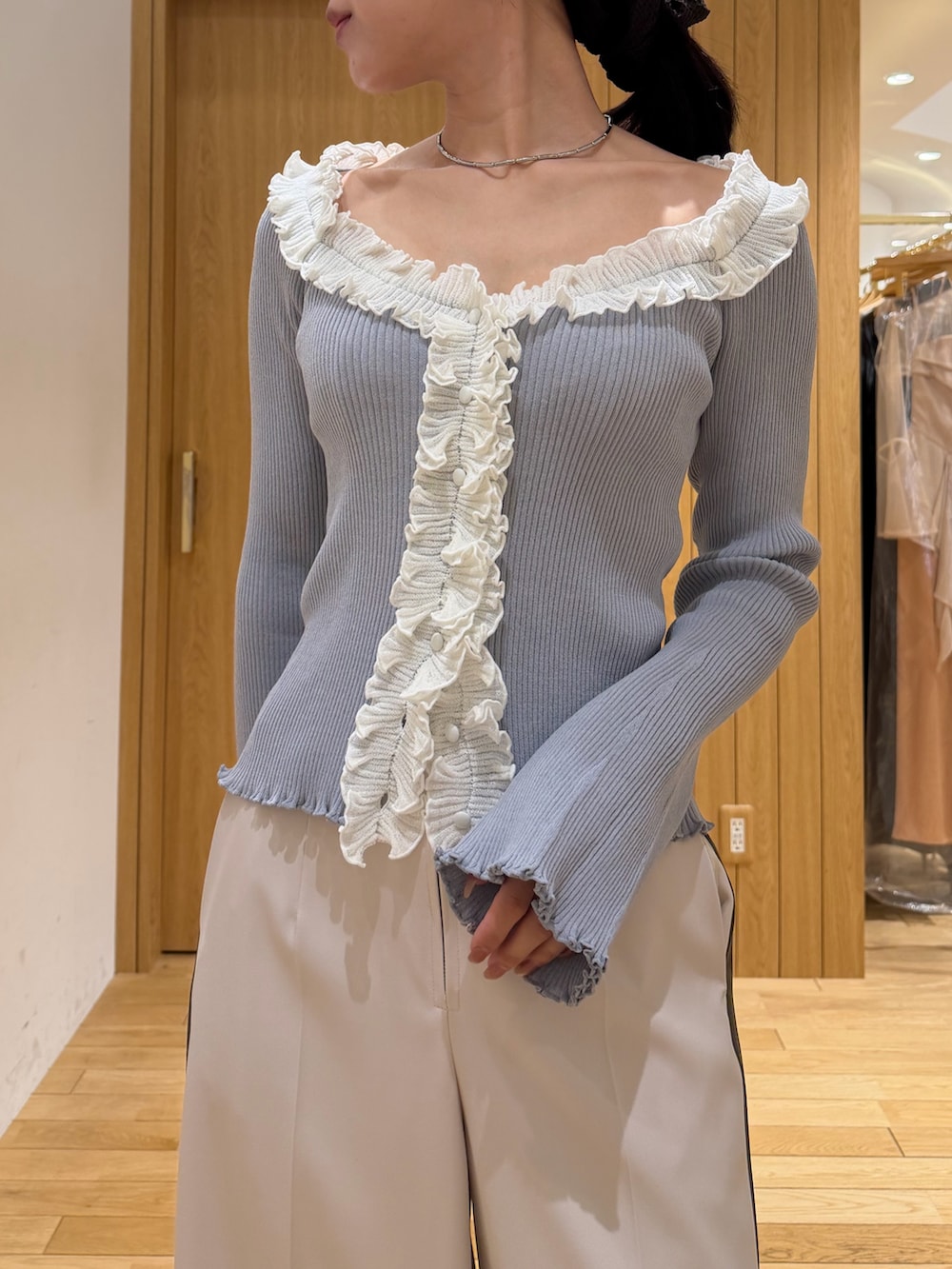 ホワイト系のその他パンツ、ブルー系のニット/セーター、ブラック系のサンダルを着用したレディースの春コーディネートの4枚目の写真