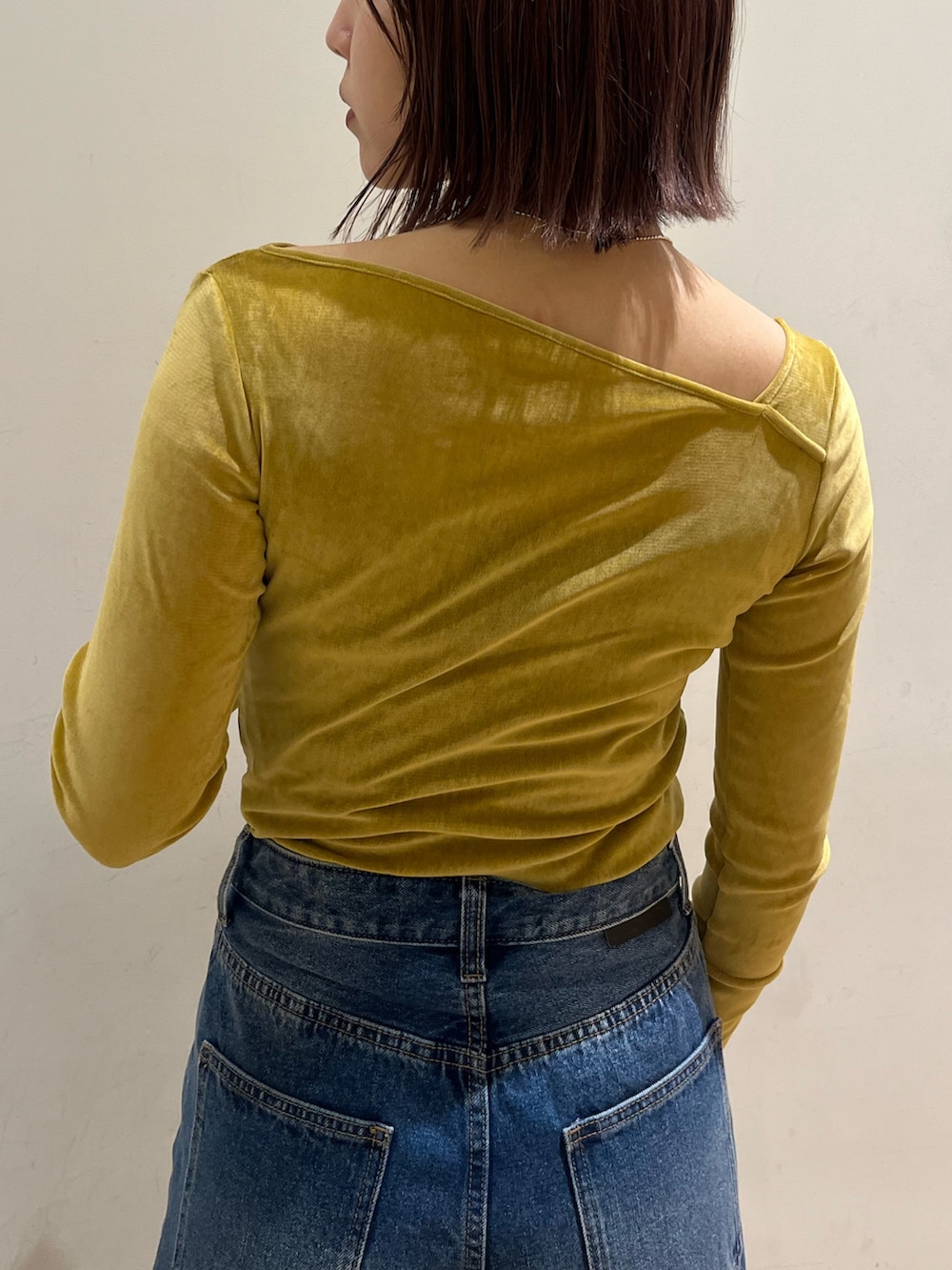 ブラック系のショルダーバッグ、ブラウン系のカーディガン/ボレロ、イエロー系のTシャツ/カットソーを着用したレディースの秋コーディネートの5枚目の写真