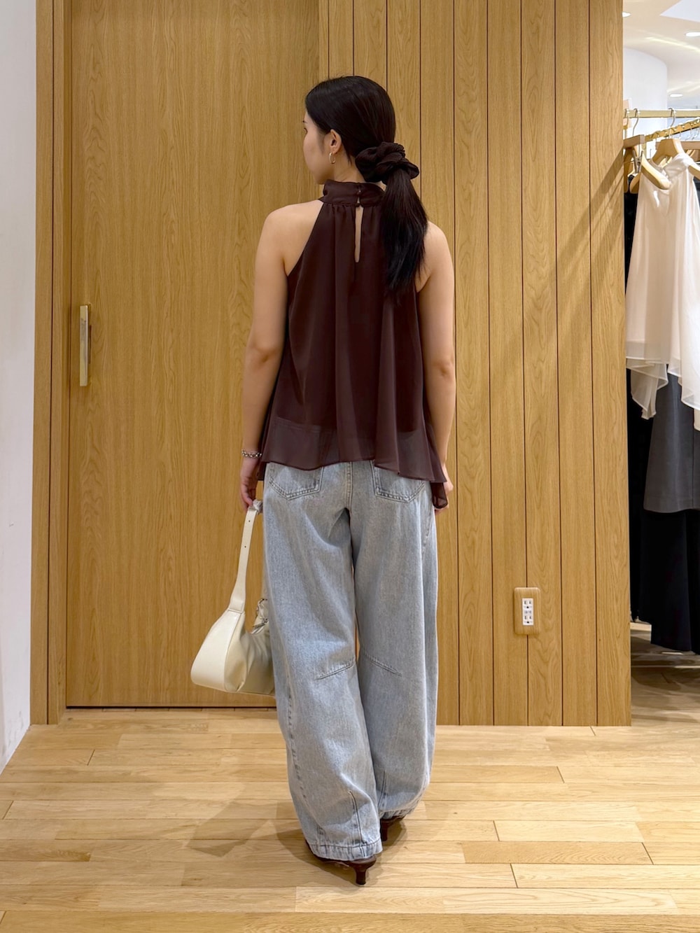 ブルー系のデニムパンツ、ブラウン系のシャツ/ブラウス、ブラウン系のサンダルを着用したレディースの夏コーディネートの3枚目の写真