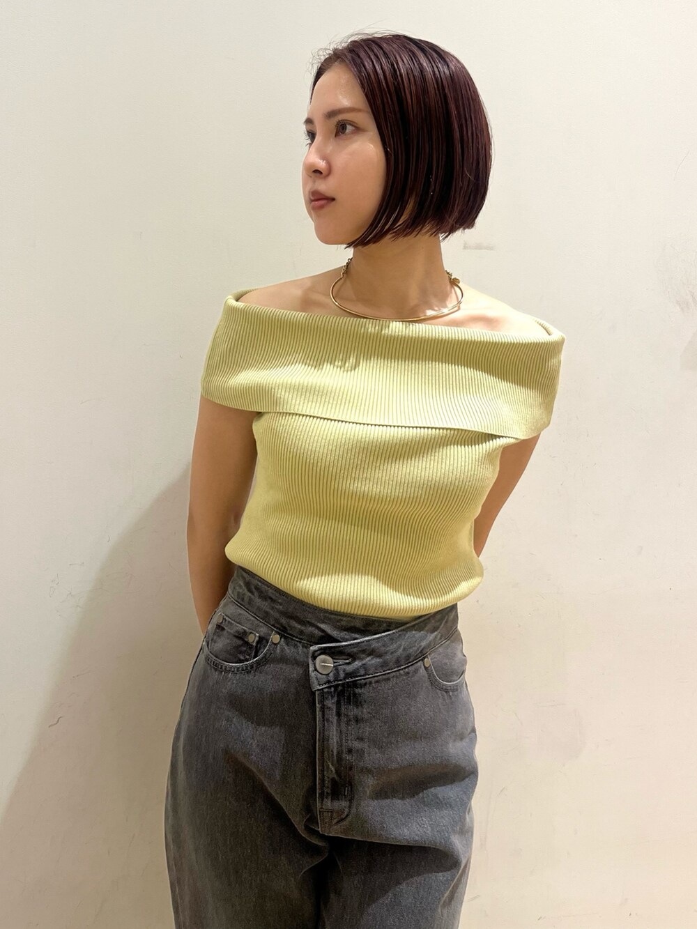 ブラック系のデニムパンツ、グリーン系のニット/セーターを着用したレディースの夏コーディネートの4枚目の写真