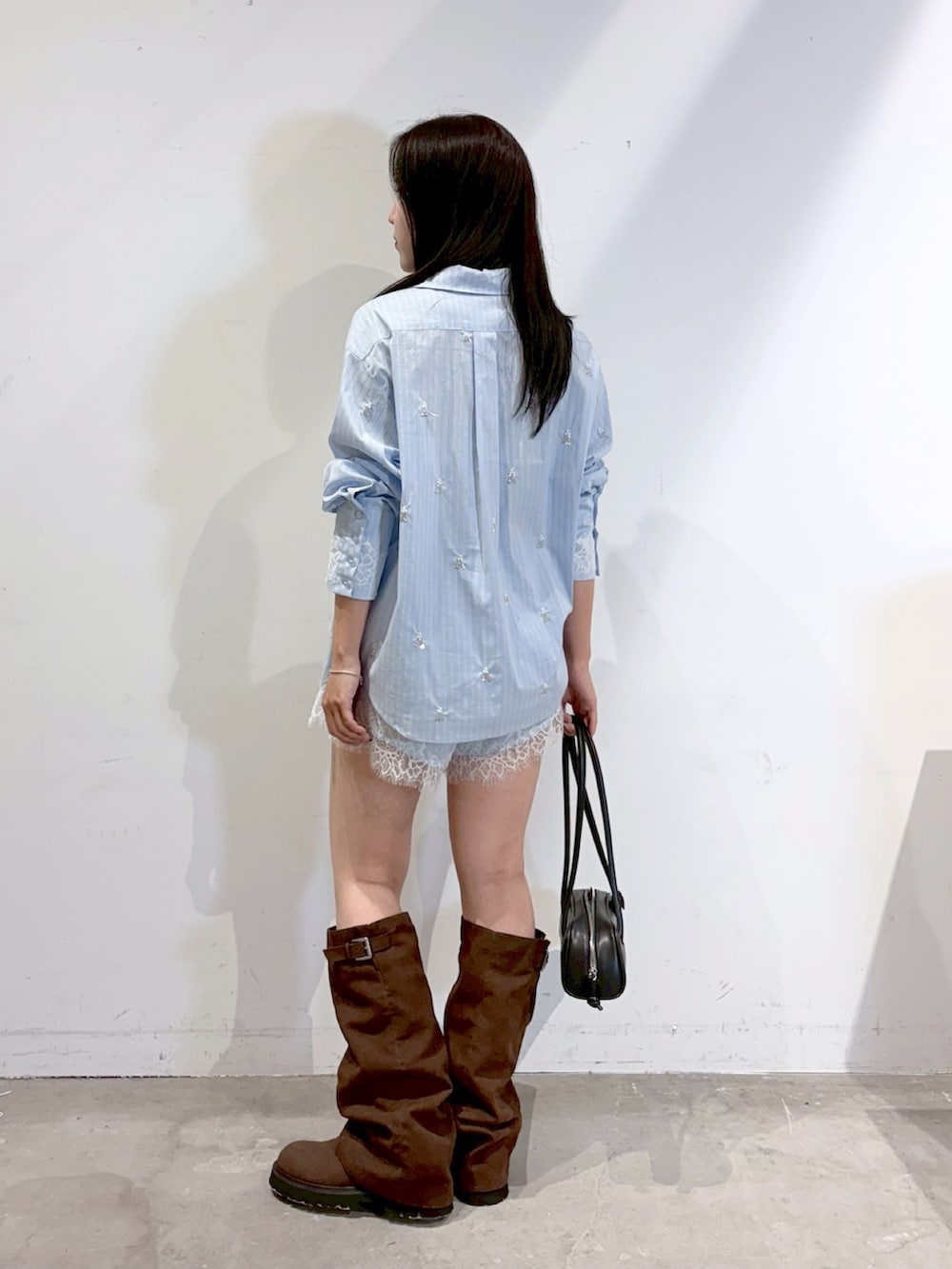 ブルー系のその他パンツ、ブラウン系のブーツ、ブルー系のシャツ/ブラウスを着用したレディースの秋コーディネートの3枚目の写真