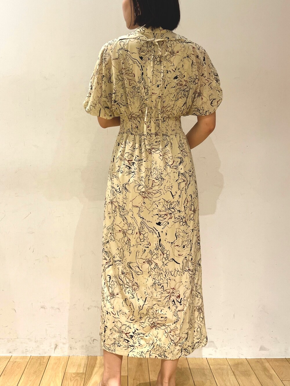 ホワイト系のハンドバッグ、その他のサンダル、ベージュ系のワンピースを着用したレディースの夏コーディネートの3枚目の写真