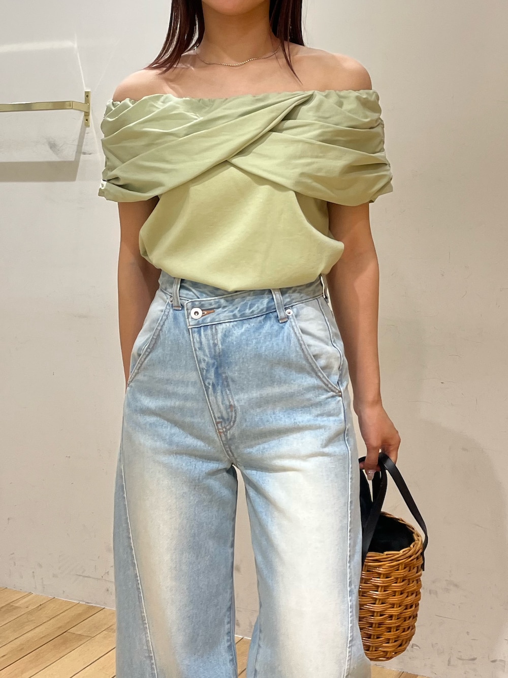 グリーン系のシャツ/ブラウス、ブルー系のデニムパンツ、ホワイト系のサンダルを着用したレディースの春コーディネートの4枚目の写真