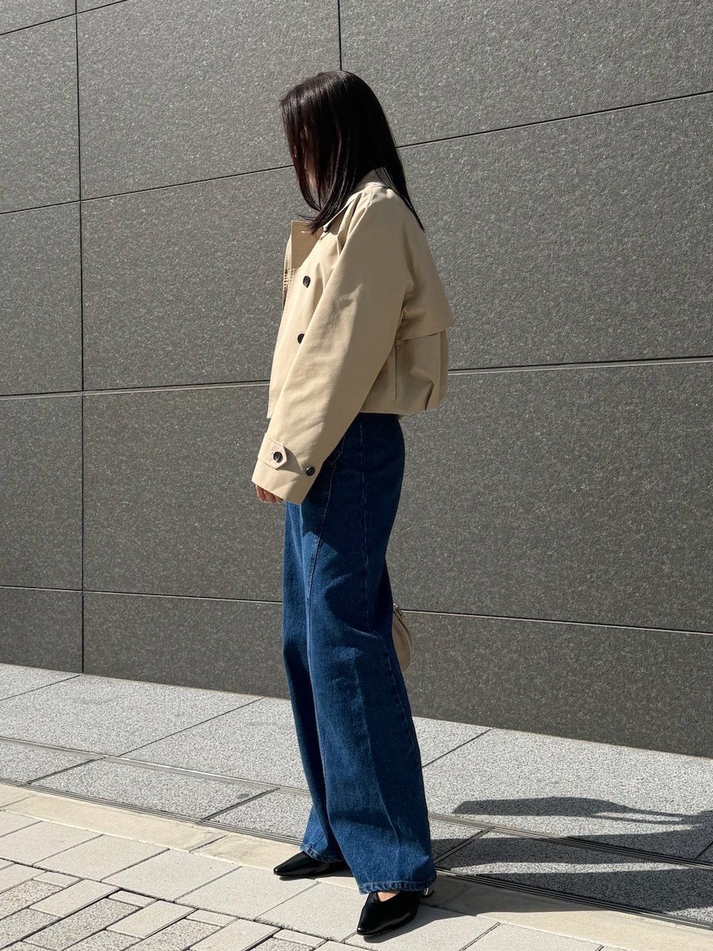 グリーン系のシャツ/ブラウス、ベージュ系のブルゾン、ブルー系のデニムパンツを着用したレディースの春コーディネートの2枚目の写真