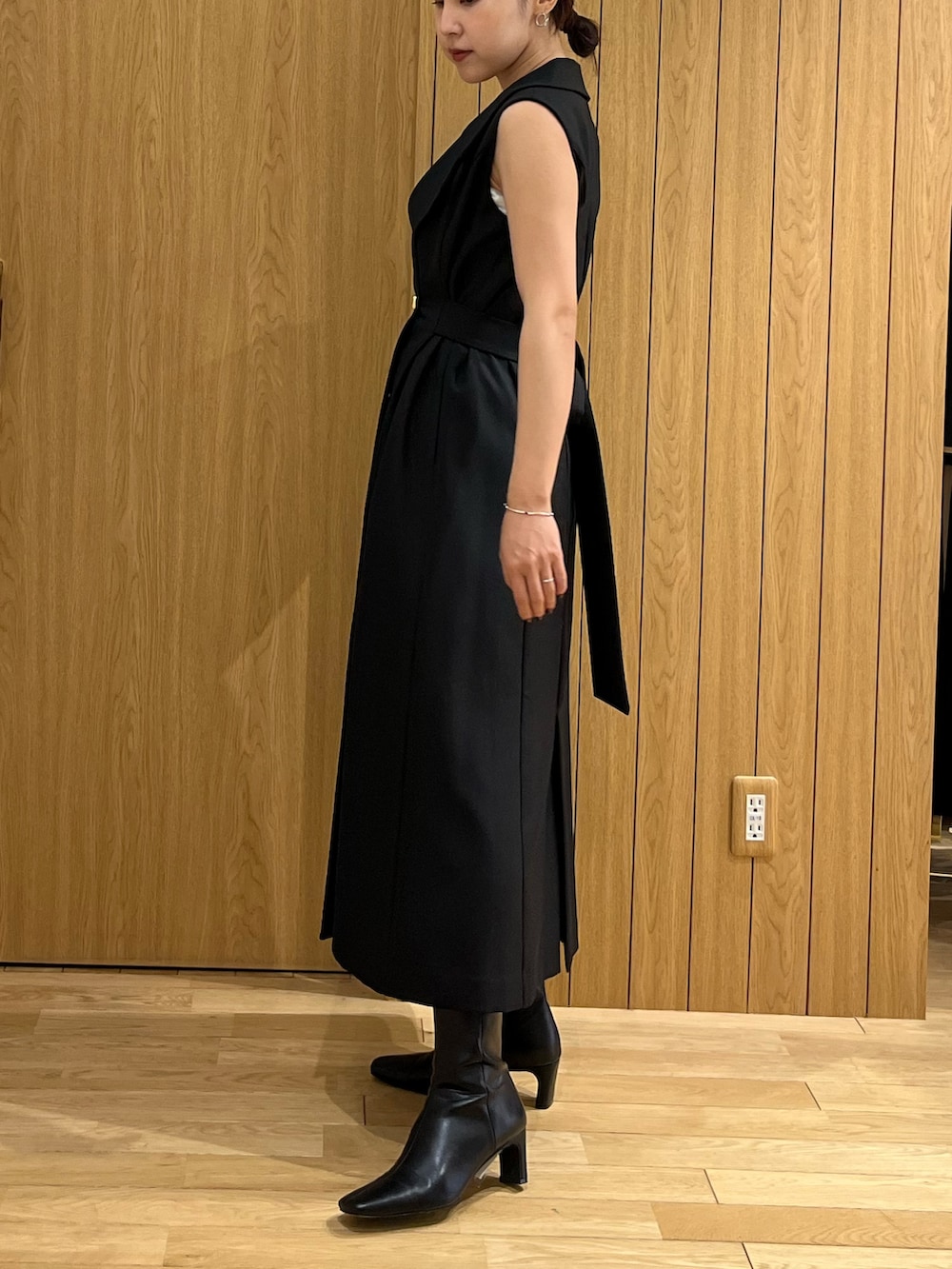 ブラック系のワンピース、ブラック系のブーツを着用したレディースの秋コーディネートの2枚目の写真