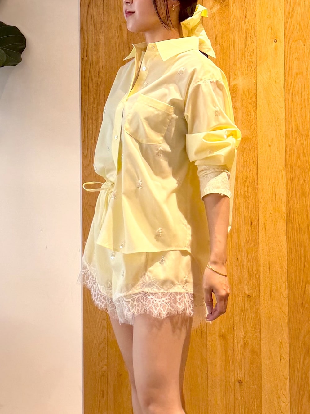 ブラック系のブーツ、イエロー系のその他パンツ、イエロー系のシャツ/ブラウスを着用したレディースの秋コーディネートの5枚目の写真