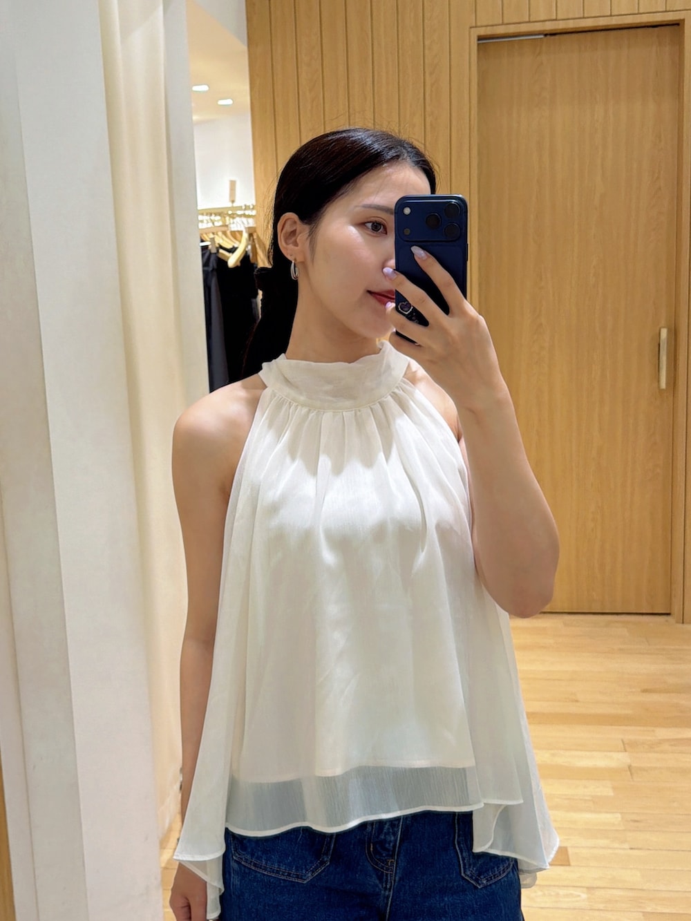 ブルー系のデニムパンツ、ホワイト系のシャツ/ブラウス、グリーン系のパンプスを着用したレディースの夏コーディネートの7枚目の写真