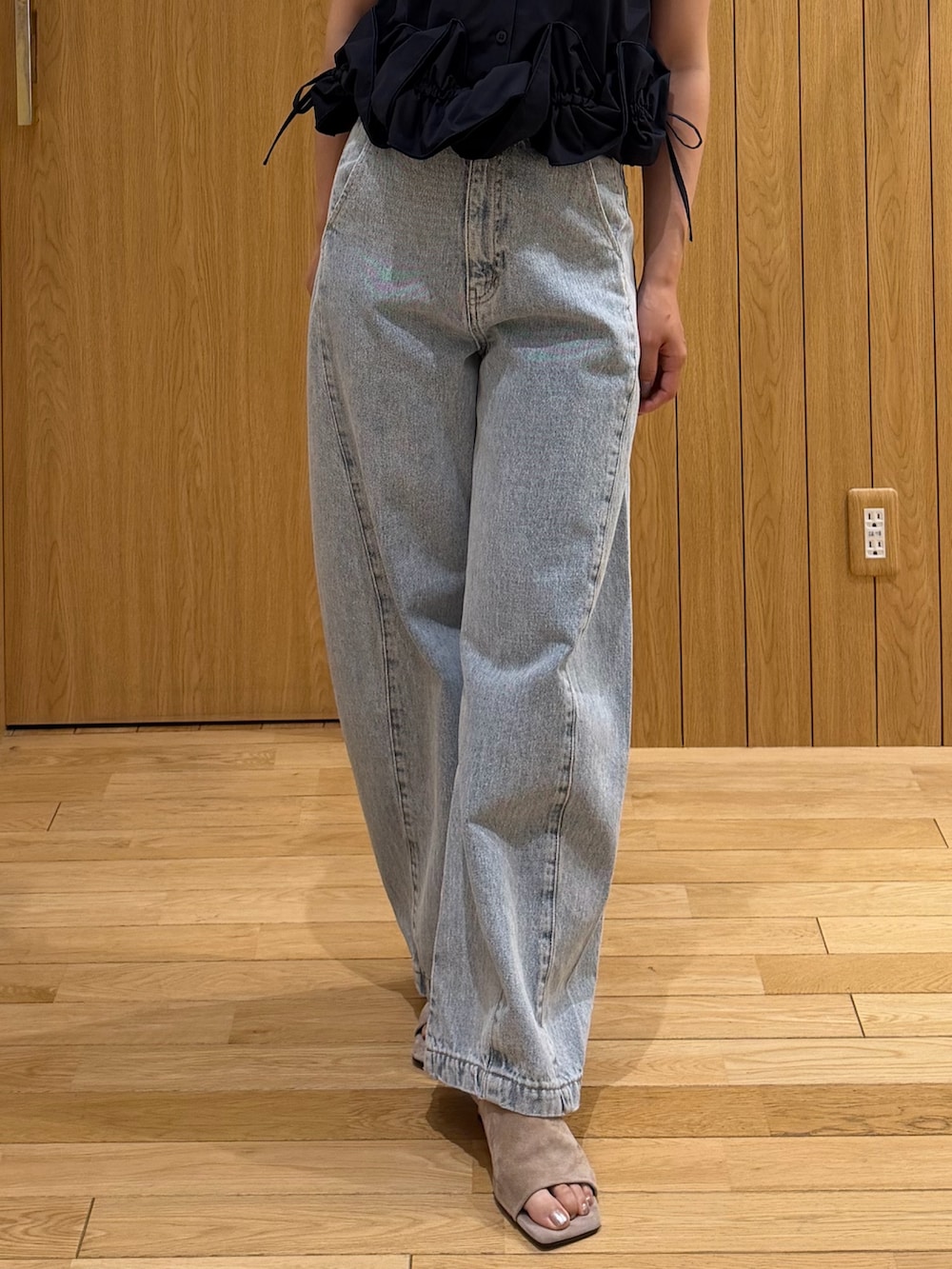 ブルー系のデニムパンツ、ブルー系のシャツ/ブラウス、ベージュ系のサンダルを着用したレディースの夏コーディネートの6枚目の写真
