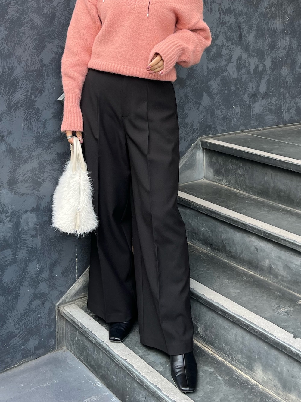 ブラック系のブーツ、ピンク系のニット/セーター、ホワイト系のボストンバッグを着用したレディースの秋コーディネートの7枚目の写真