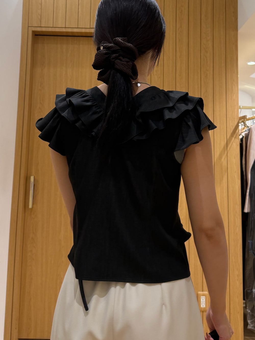 ホワイト系のその他パンツ、ブラック系のシャツ/ブラウスを着用したレディースの春コーディネートの6枚目の写真