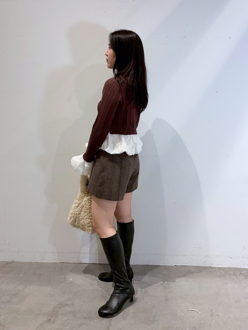 ブラウン系のカーディガン/ボレロ、ブラウン系のその他パンツ、ブラック系のブーツを着用したレディースの夏コーディネートの2枚目の写真