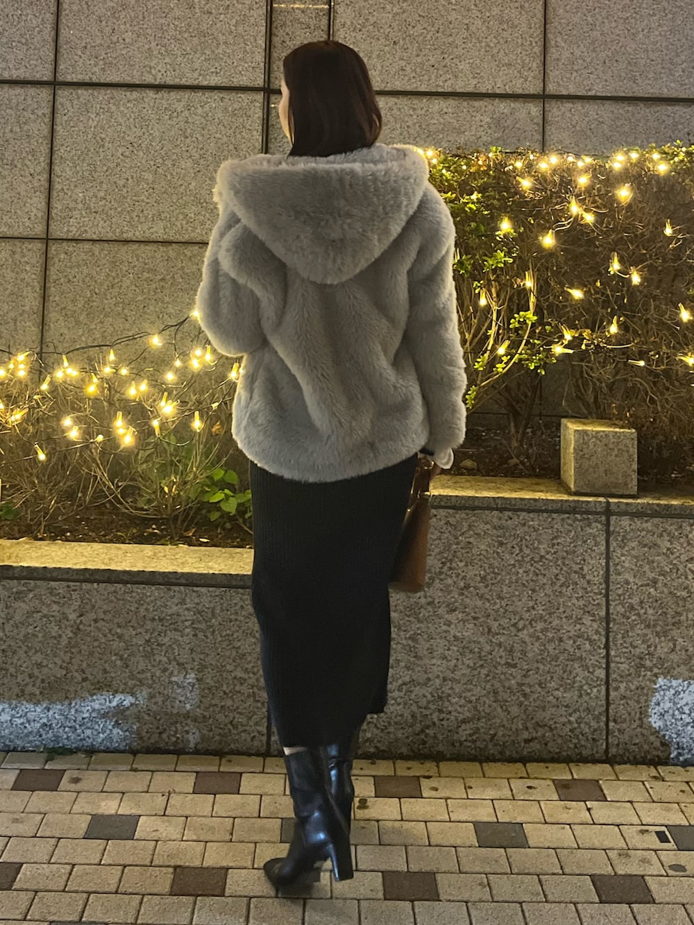 グレー系のその他アウター、ブルー系のワンピース、ブラウン系のハンドバッグを着用したレディースの秋コーディネートの3枚目の写真