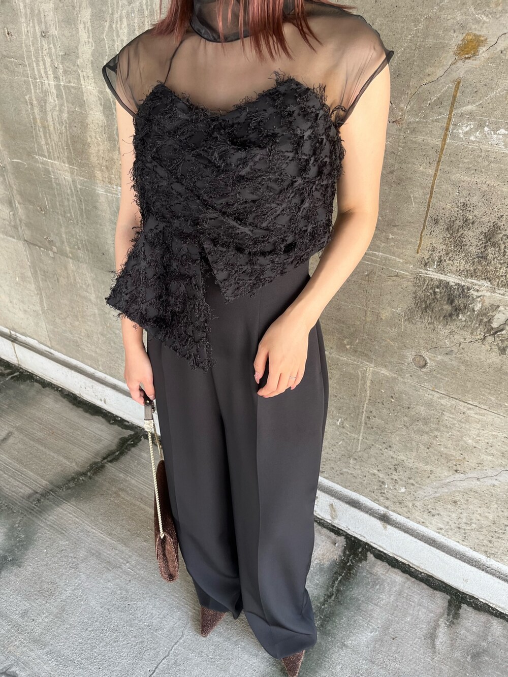 その他のパンプス、その他のクラッチバッグ、ブラック系のパンツドレスを着用したレディースの春コーディネートの7枚目の写真