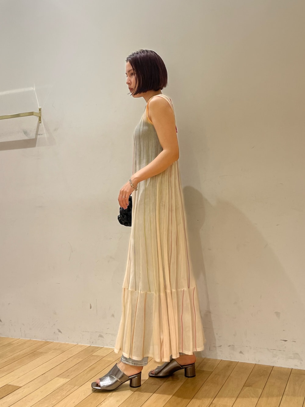 ブラック系のハンドバッグ、その他のサンダル、ホワイト系のワンピースを着用したレディースの夏コーディネートの2枚目の写真