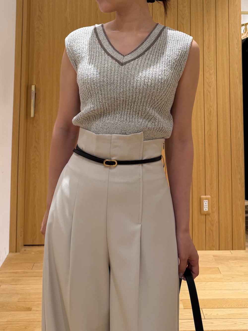 ホワイト系のその他パンツ、ベージュ系のニット/セーター、ブラック系のハンドバッグを着用したレディースの夏コーディネートの4枚目の写真