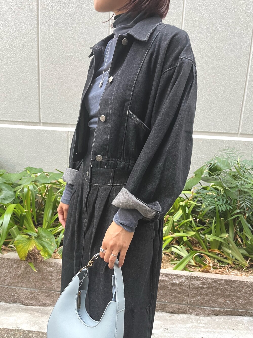 ブルー系のTシャツ/カットソー、ブラック系のデニムジャケット、ブルー系のハンドバッグを着用したレディースの夏コーディネートの6枚目の写真