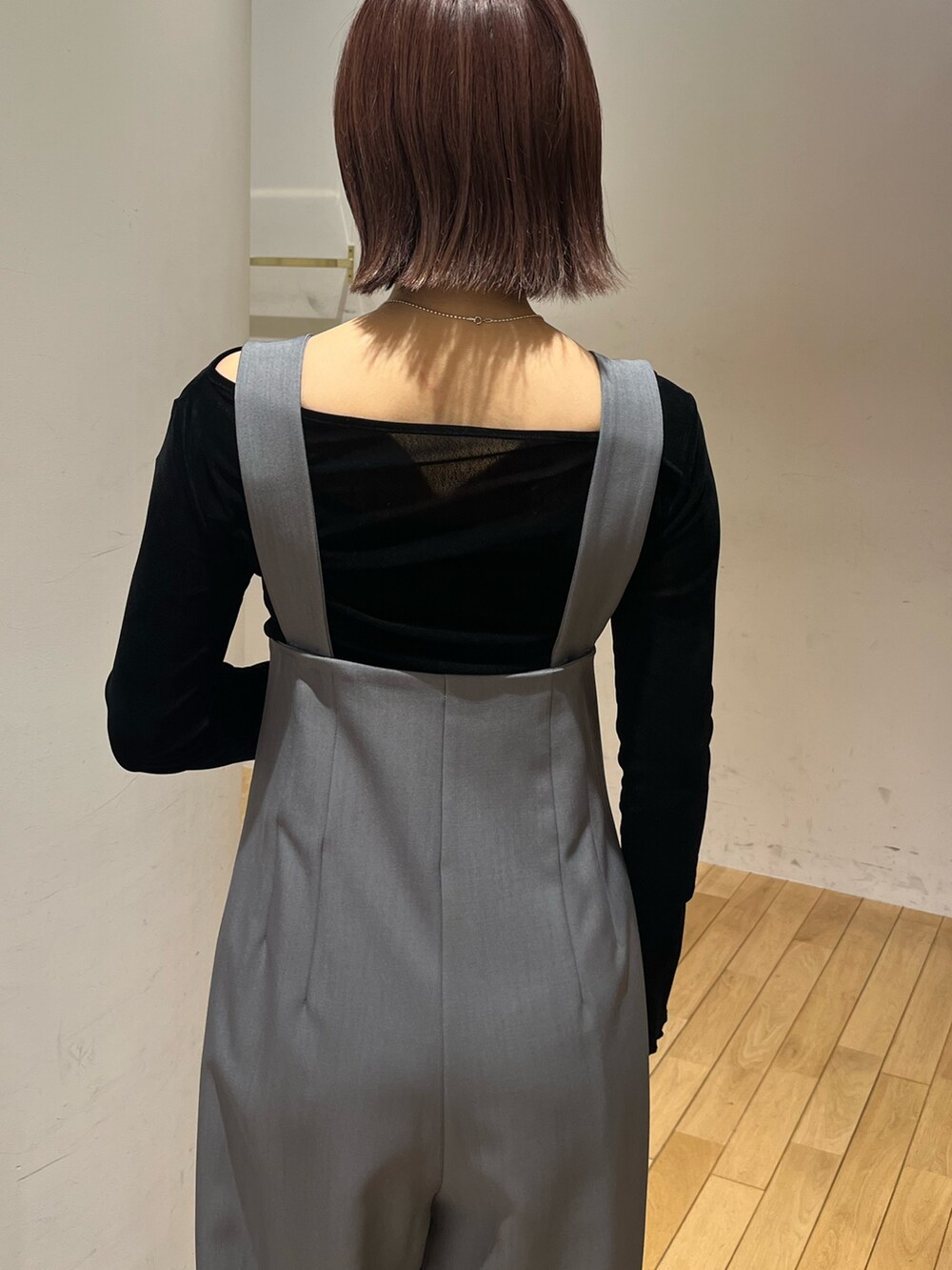 ブラック系のショルダーバッグ、ブラック系のTシャツ/カットソー、グレー系のその他パンツを着用したレディースの秋コーディネートの7枚目の写真